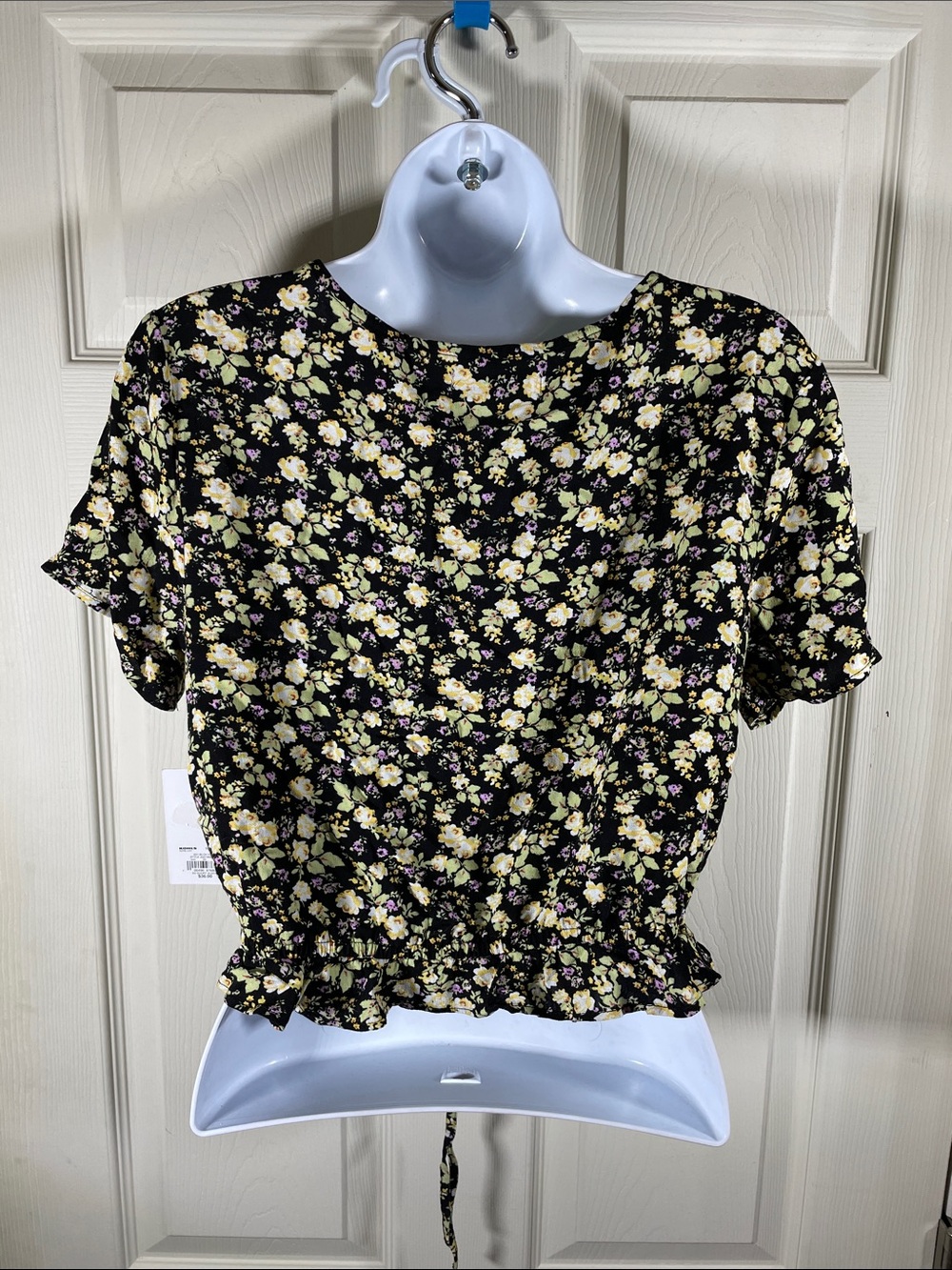 SO Black V-Neck Cropped Floral Tie-Hem Top - Picture 5 of 7